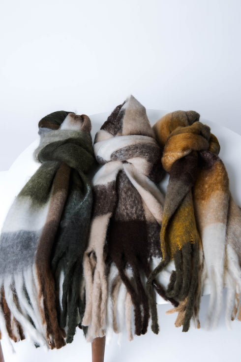 Supersoft-Neutral Check Scarf
